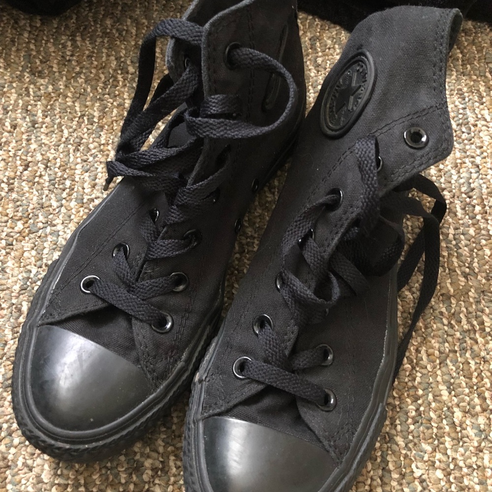 LIKE NEW women’s size 6 All-Star Converse